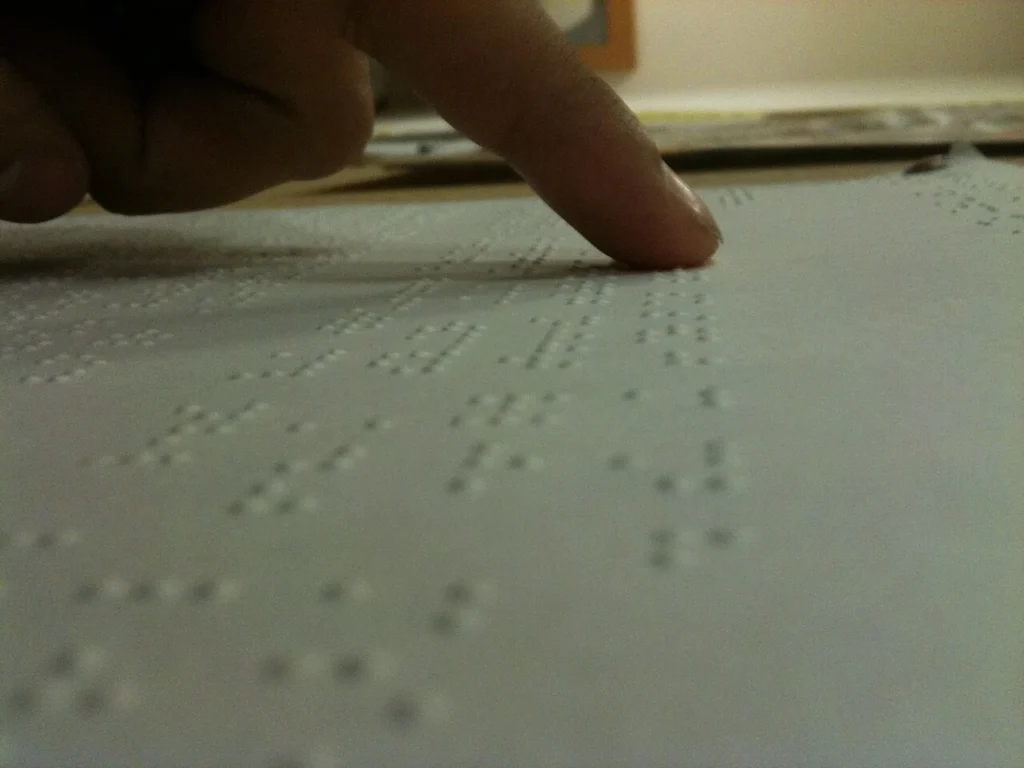 指で点字を読む様子