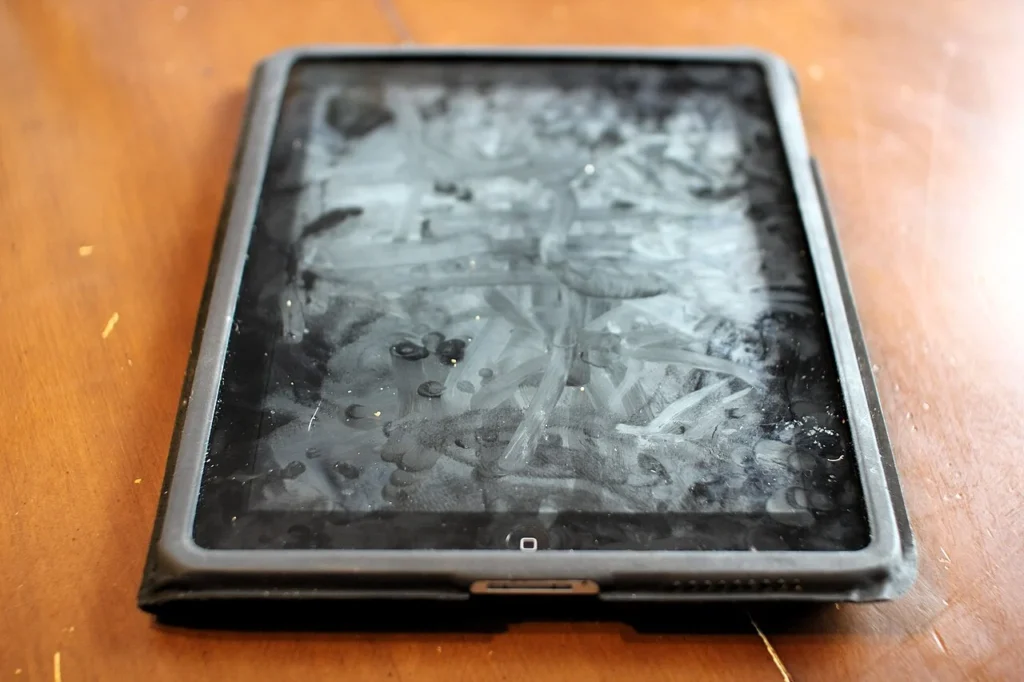Apple製の初代iPadと専用ケースの写真