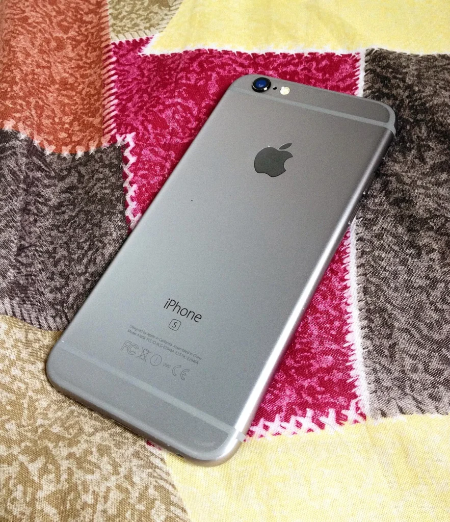 スペースグレイのiPhone 6sの背面の写真