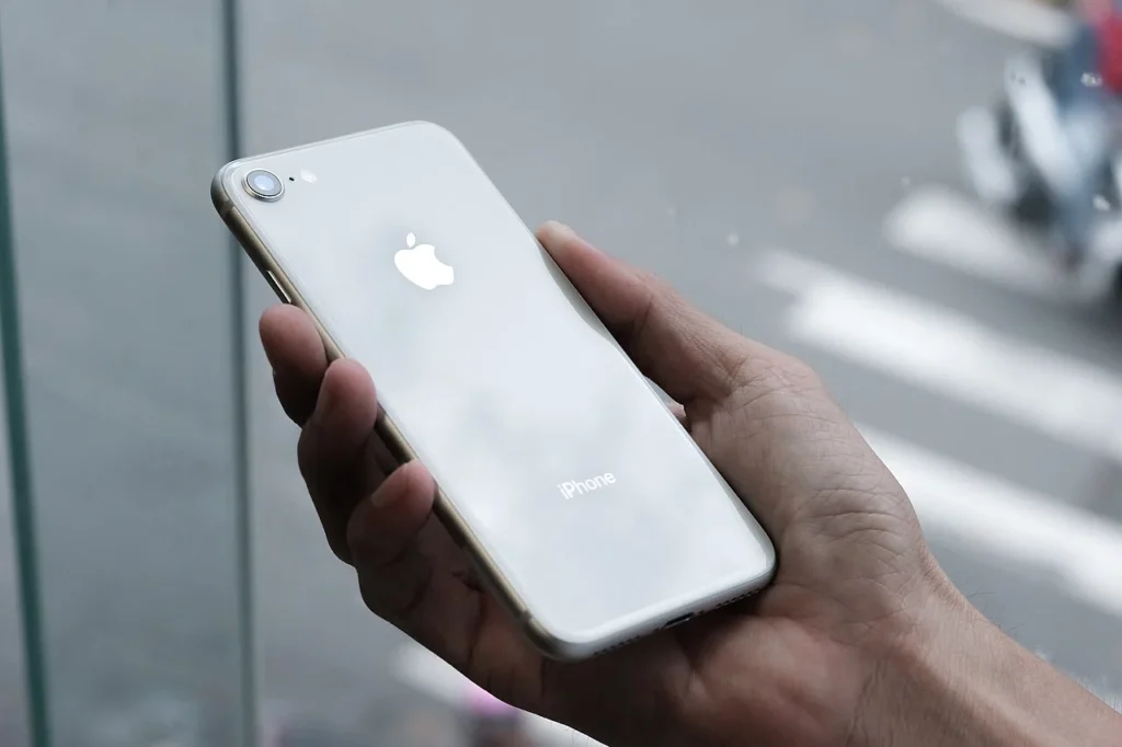 手に持ったシルバーのiPhone 8の写真