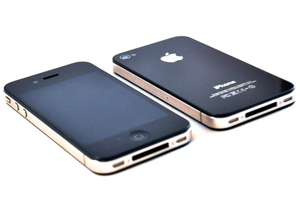 前面と背面を並べた黒いiPhone 4