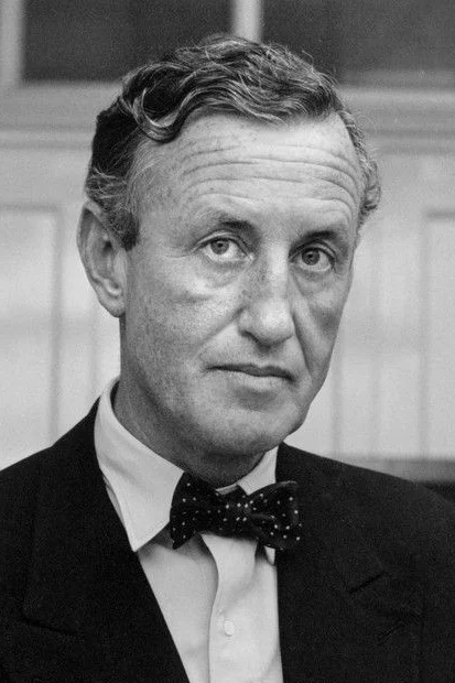 007シリーズの作者イアン・フレミングの肖像写真