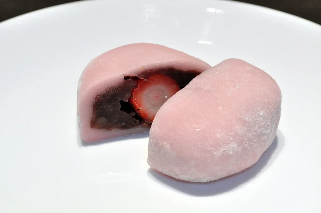 いちごを餅とあんで包んだいちご大福