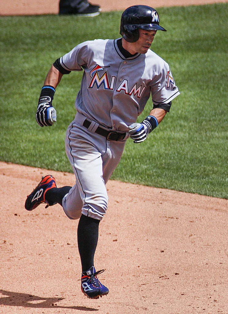 マイアミ・マーリンズ時代のイチローが三塁を回る写真
