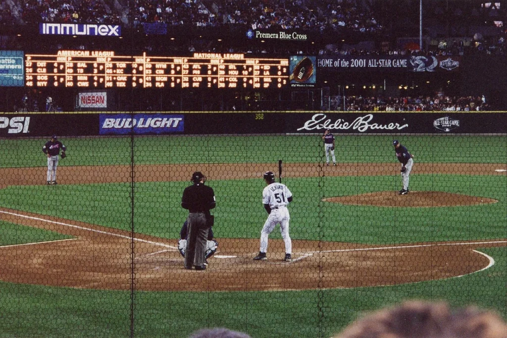2001年の試合で打席に立つイチロー