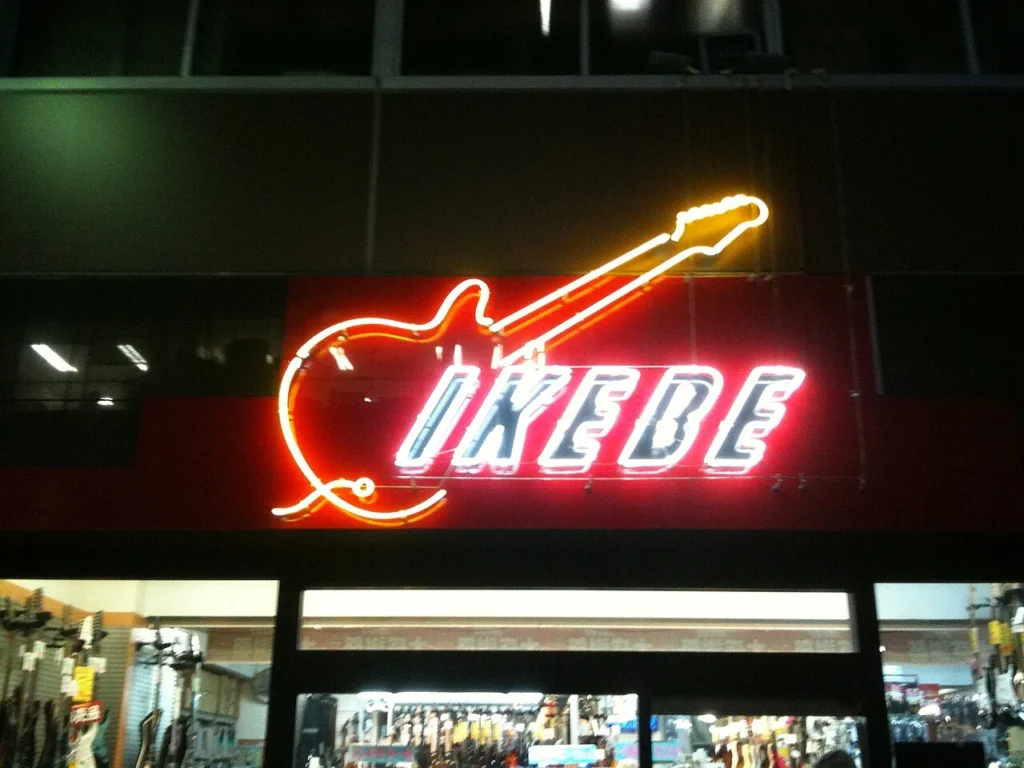 池部楽器店リボレ秋葉原店のネオンサイン