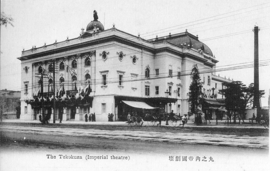 1911年の丸の内帝国劇場を写した絵はがき