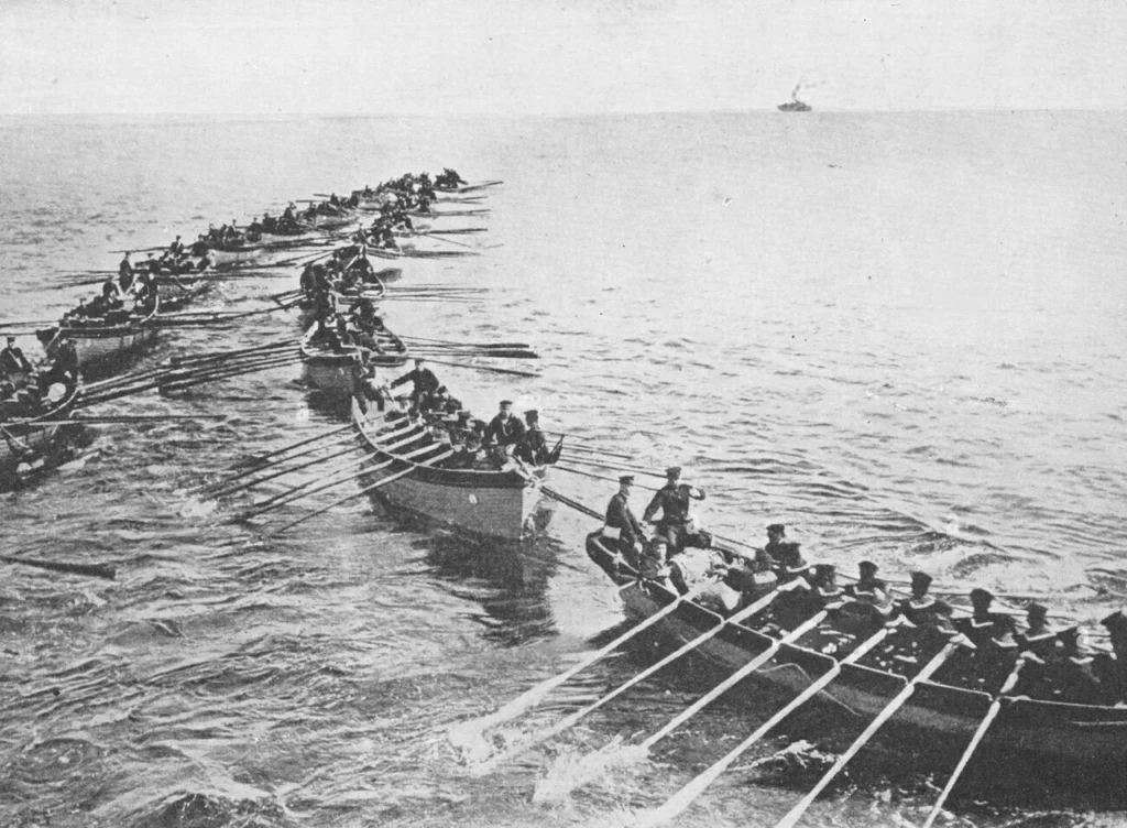第一次世界大戦の青島攻略で上陸する日本海軍の水兵
