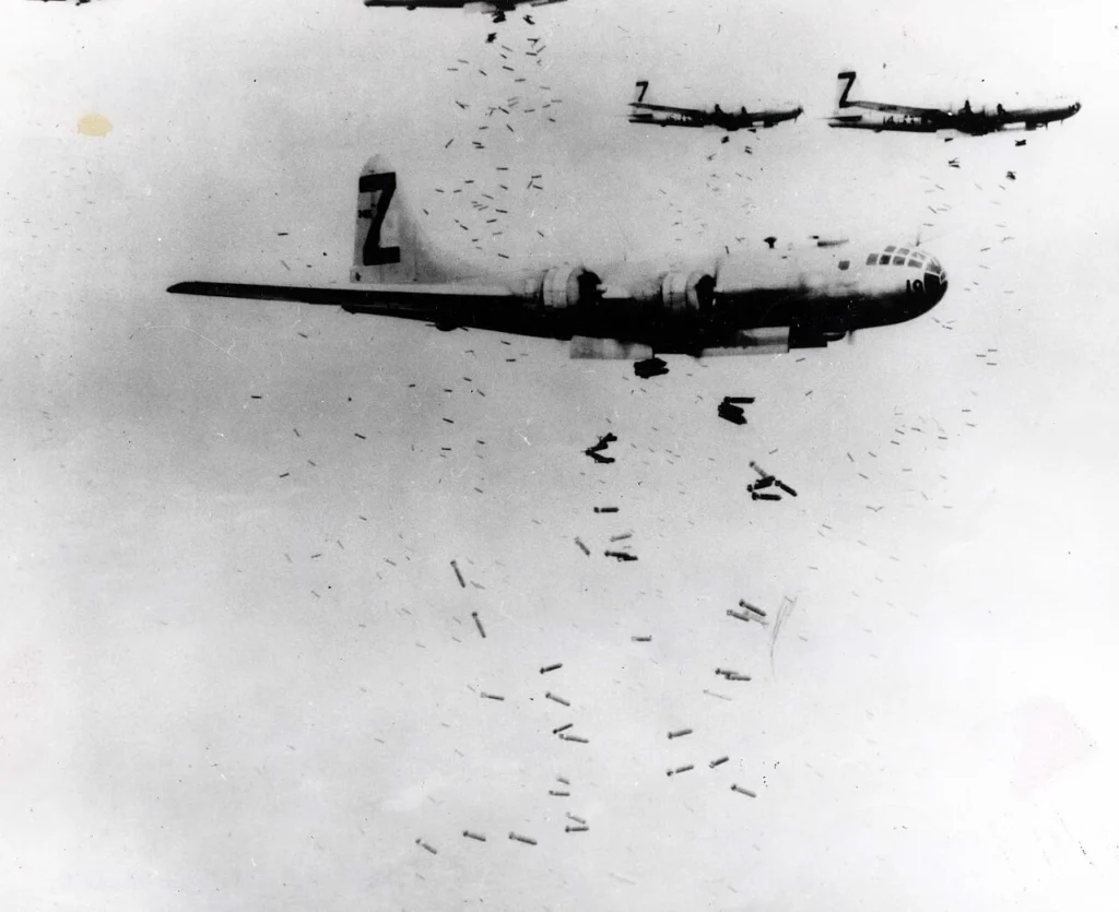 1945年5月29日の横浜空襲で上空から投下される焼夷弾