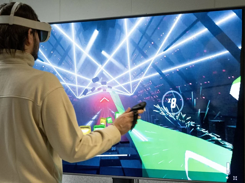 VRヘッドセットとコントローラーを使用する男性