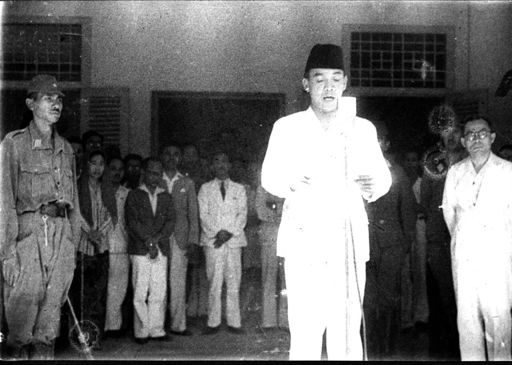 スカルノがモハマド・ハッタらとともにインドネシア独立を宣言する様子