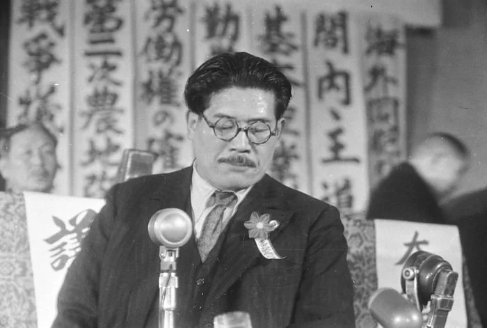 社会党大会の演壇に立つ浅沼稲次郎