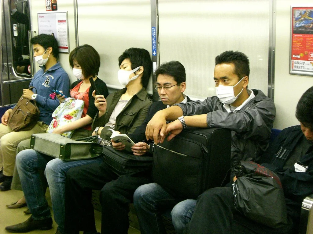 2009年の新型インフルエンザ流行時にマスクを着用する大阪の市民