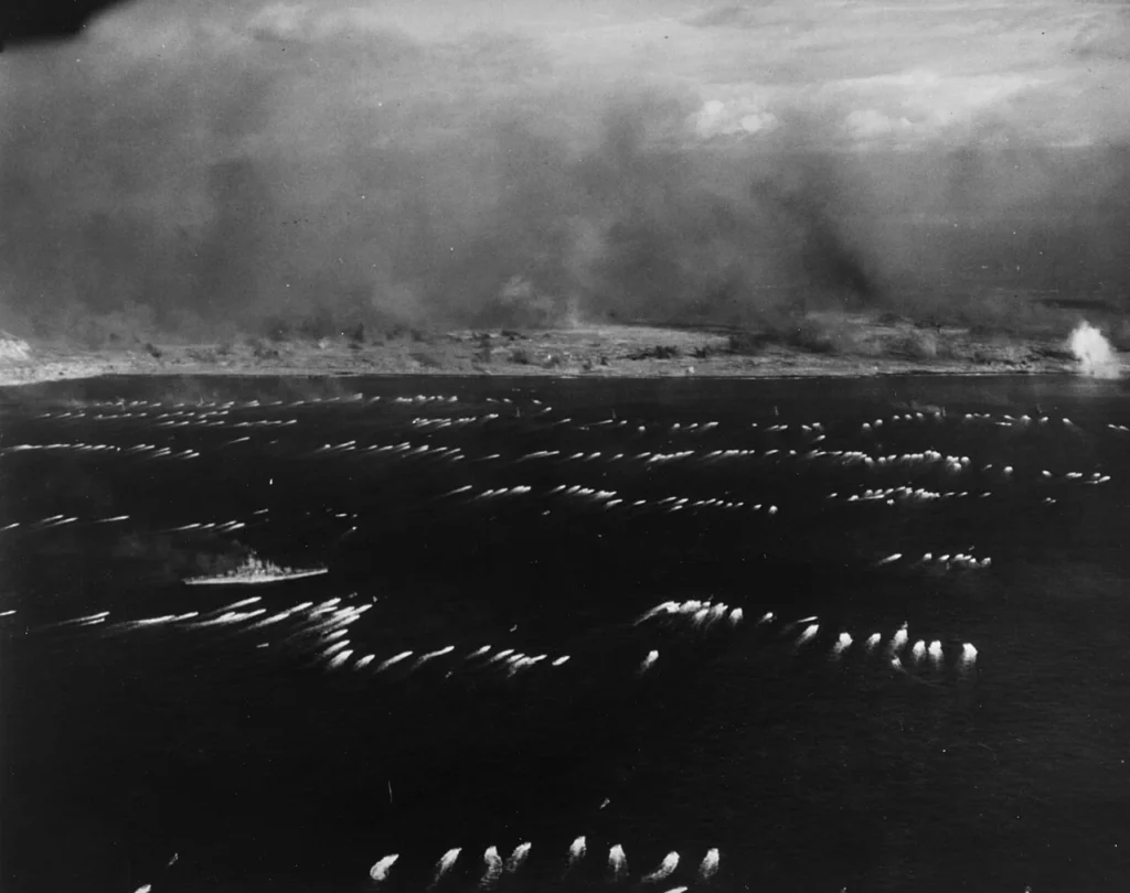 1945年2月19日に硫黄島の海岸へ向かうアメリカ軍の水陸両用車