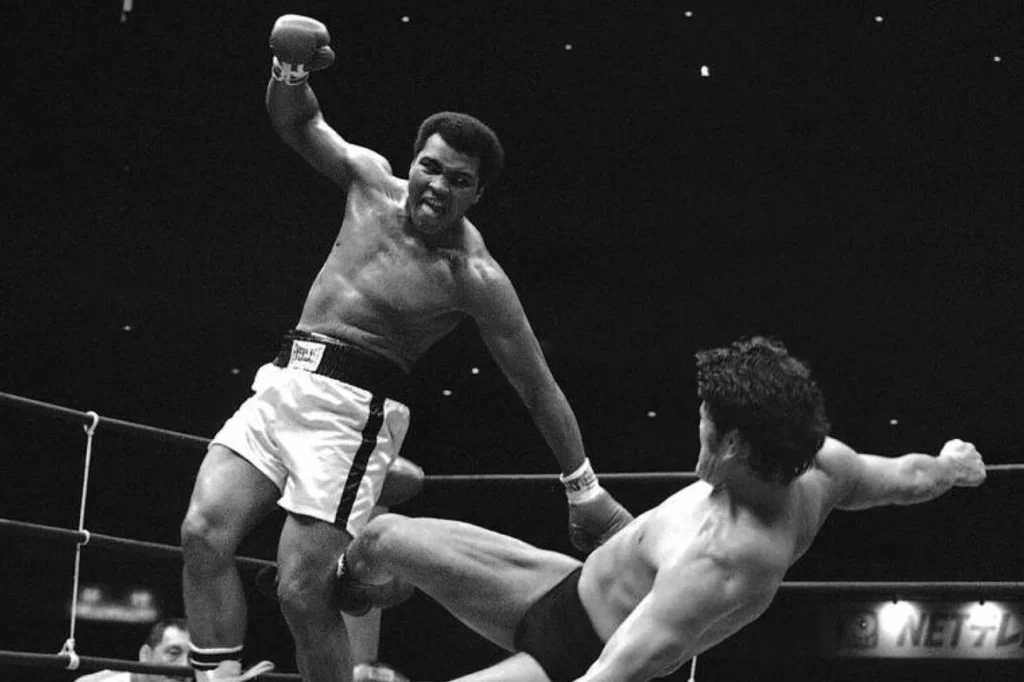 リング上でモハメド・アリに蹴りを繰り出すアントニオ猪木