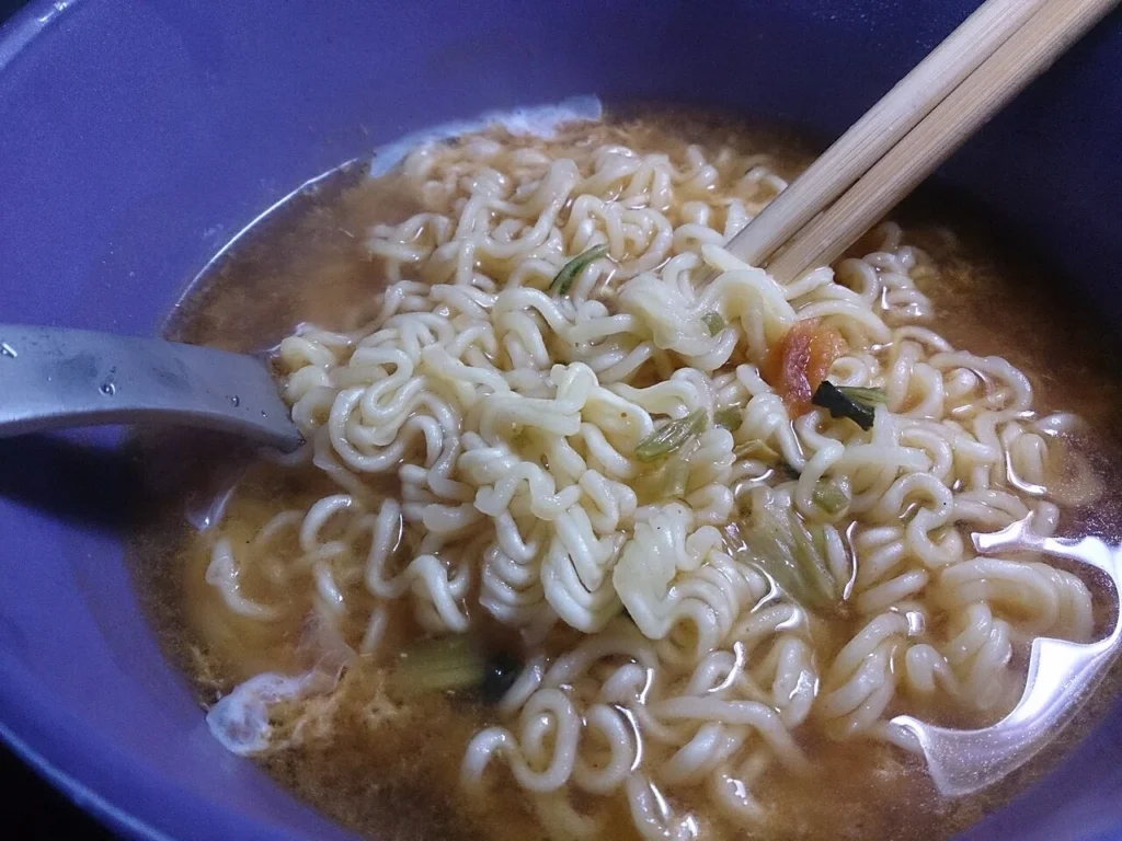 カップに入ったインスタントラーメン(イメージ画像)