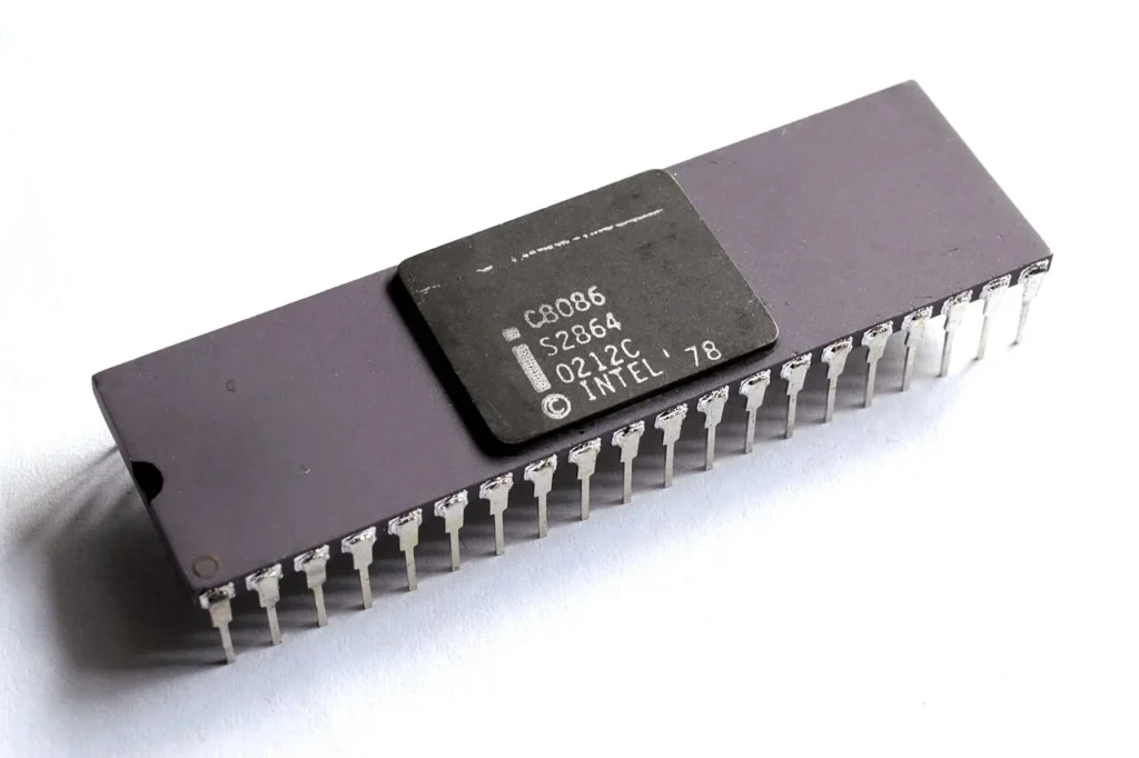 紫色のセラミックパッケージに収められたIntel C8086プロセッサ