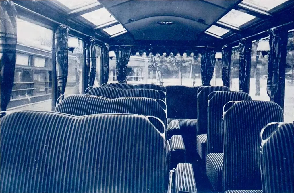東京遊覧乗合自動車の車内を撮影した写真