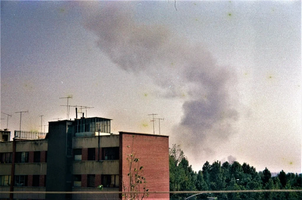 イラク軍の攻撃を受けて爆発するテヘランの空港