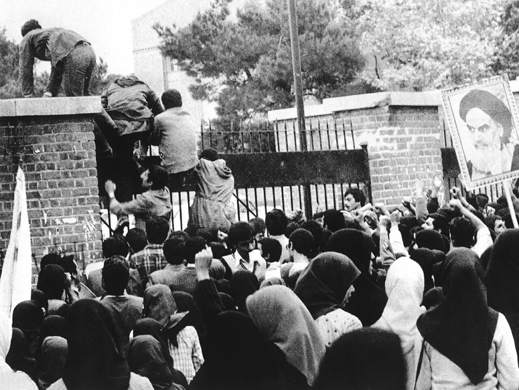 テヘランのアメリカ大使館の門を乗り越えるイラン人学生