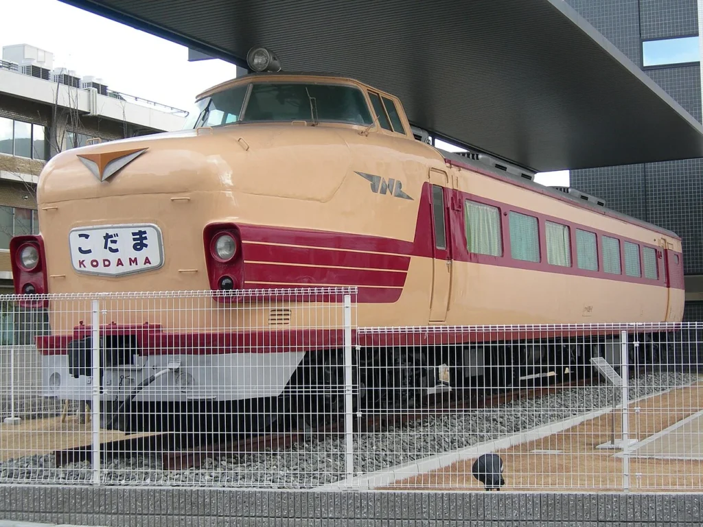 特急こだまに使用された151系を前身とする保存車両の写真