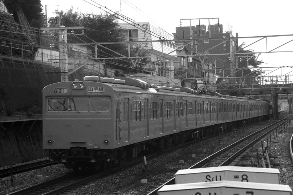 鶯谷駅を発車する山手線の国鉄103系電車