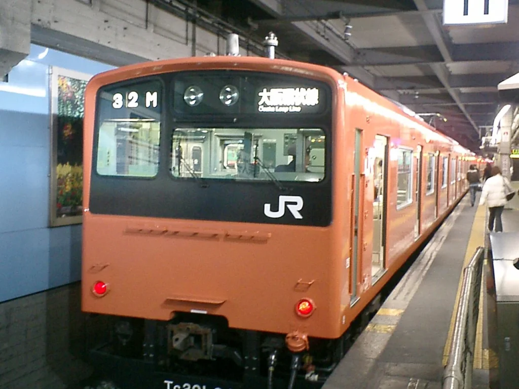 天王寺駅に停車する大阪環状線のオレンジ色の201系電車