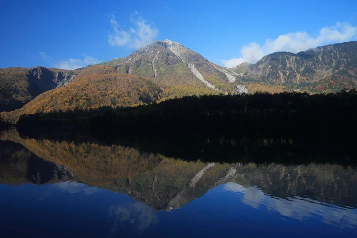 上高地の大正池と背後にそびえる焼岳