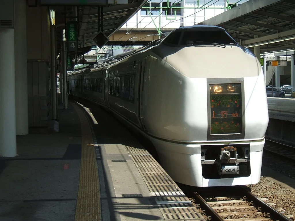仙台駅に停車するJR東日本651系の特急スーパーひたち