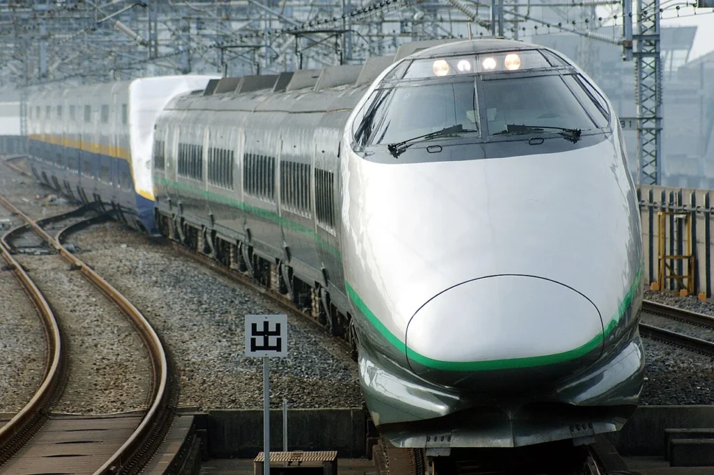 大宮駅に停車するリニューアル塗装の新幹線400系