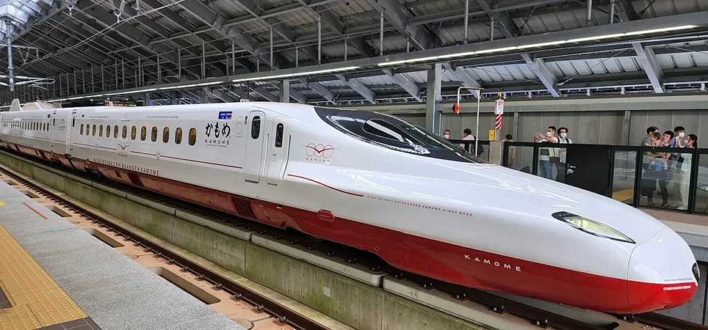 開業初日に嬉野温泉駅で撮影された西九州新幹線かもめの写真