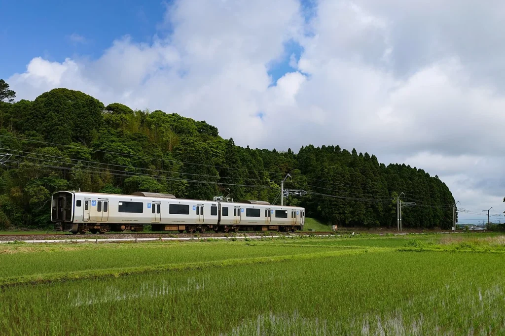 日豊本線を走るJR九州817系普通列車の写真