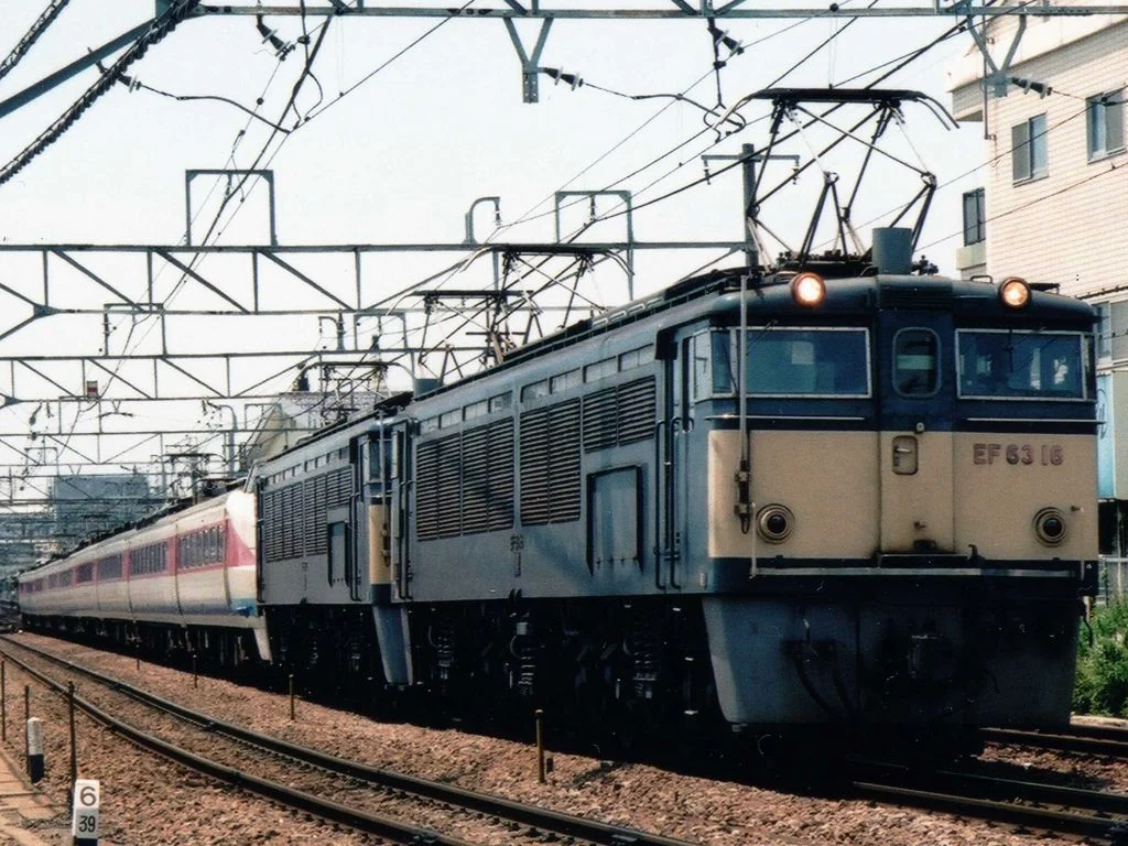 信越本線の横川・軽井沢間を走るEF63形機関車と特急「白山」の写真
