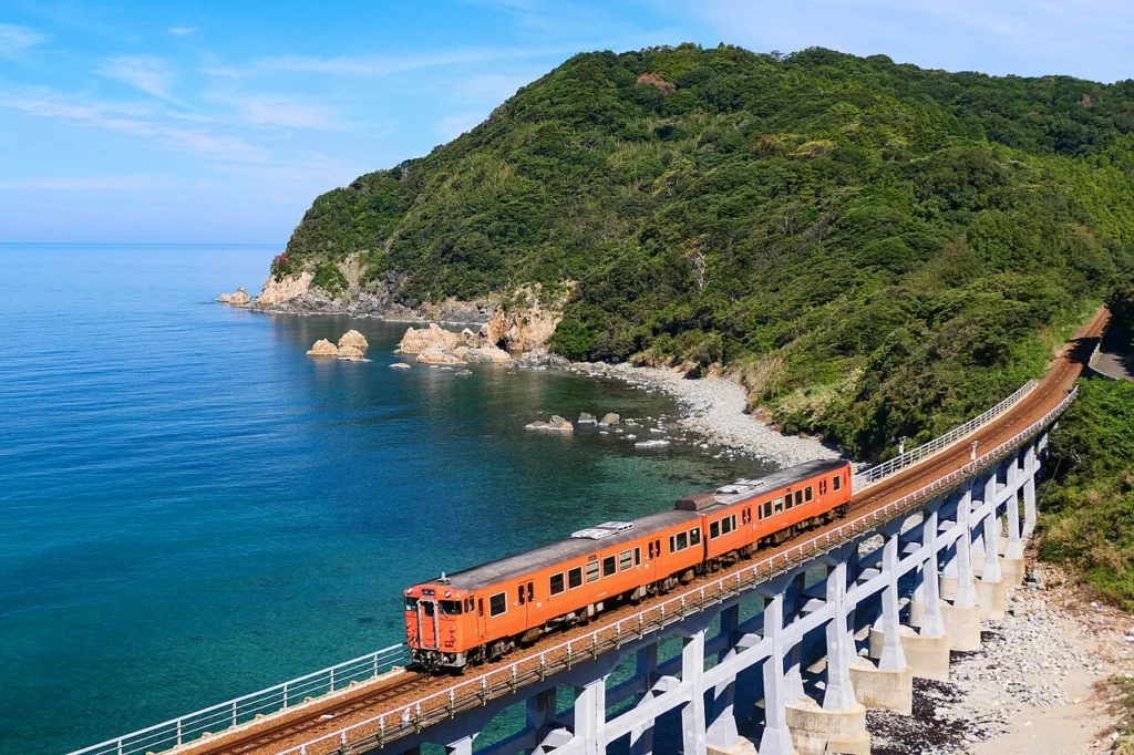 山陰本線の惣郷川橋梁を走るキハ47形普通列車