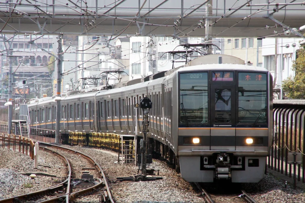 JR東西線を走るJR西日本207系電車