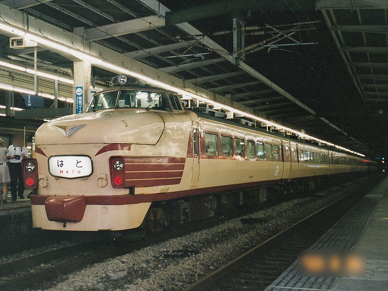 博多駅に停車するリバイバルトレインの特急はと