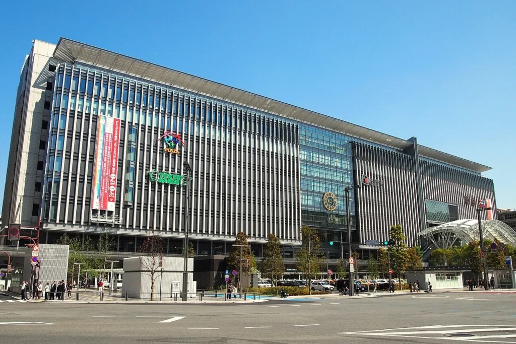 2011年3月のJR博多シティと博多駅前