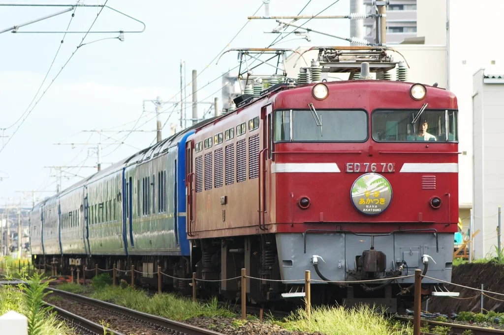 寝台特急なは・あかつきを牽引するED76形電気機関車
