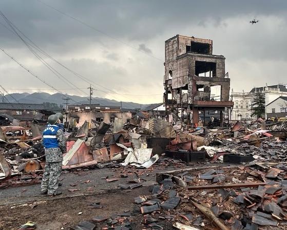 ドローンを使って捜索活動を行う自衛隊員