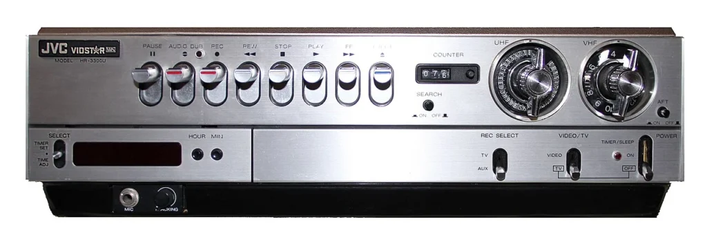 世界初のVHS方式ビデオデッキHR-3300の前面