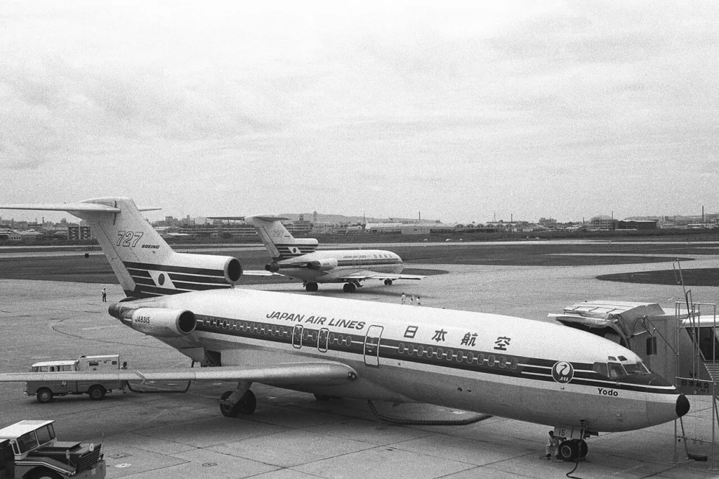 1969年に福岡空港で撮影された日本航空のボーイング727