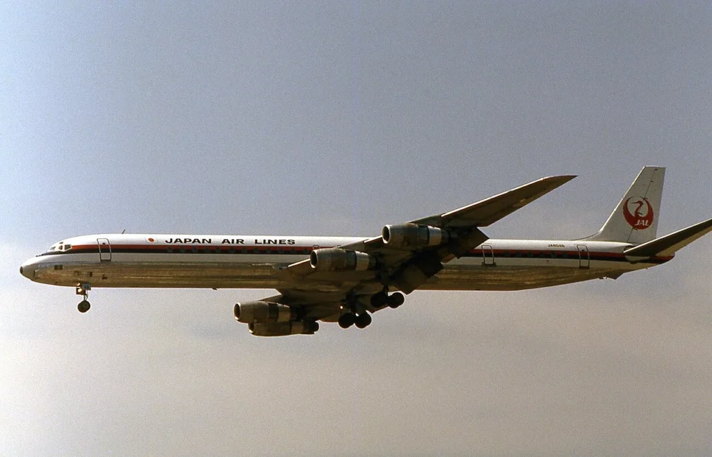 日本航空のダグラスDC-8-61旅客機の写真