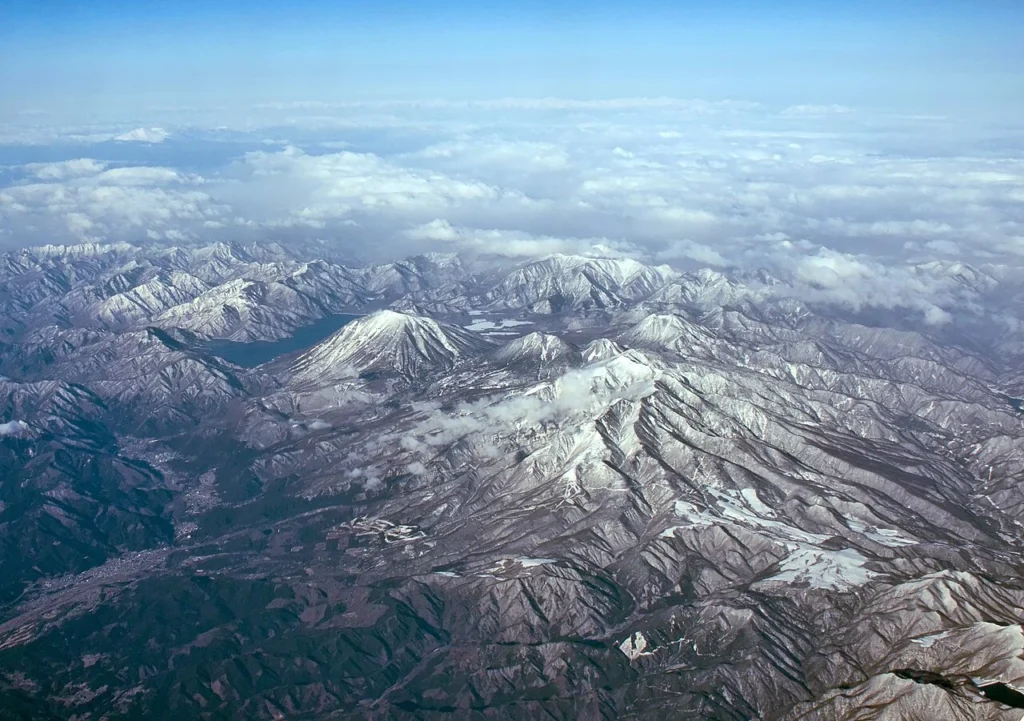 栃木県と群馬県にまたがる日光連山の航空写真