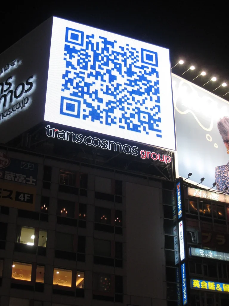 東京・渋谷に設置されたQRコードの屋外広告