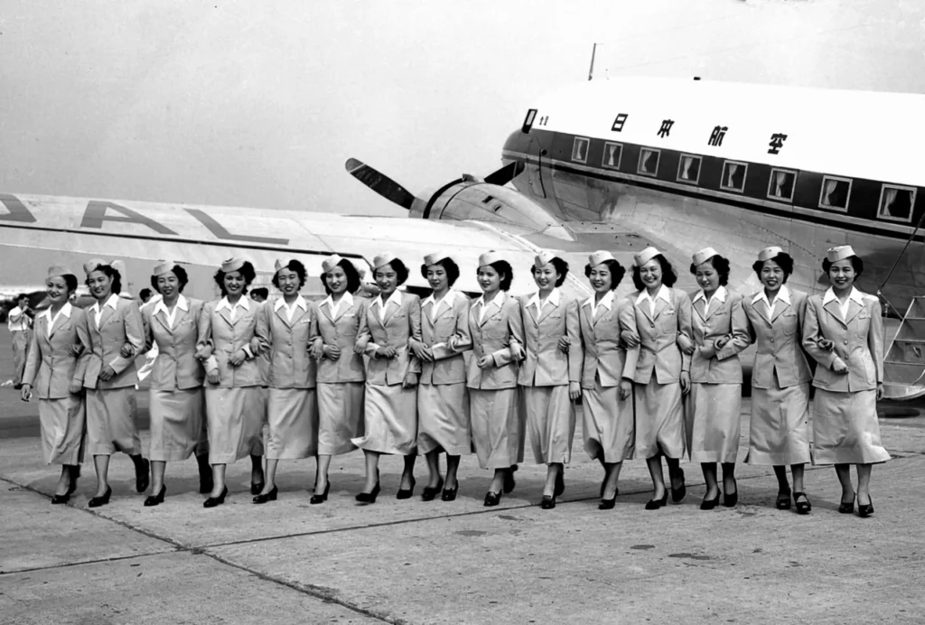 日本航空のDC-3「金星号」と客室乗務員
