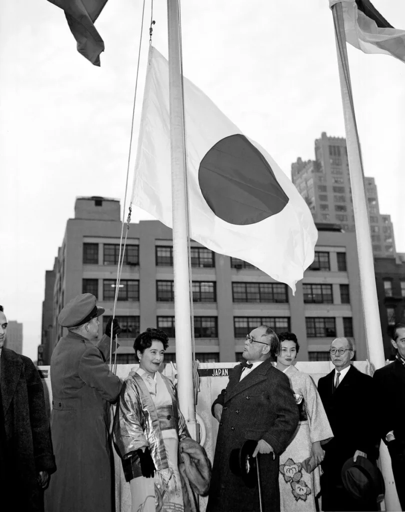 日本の国連加盟に伴い国連本部で掲揚される日本国旗
