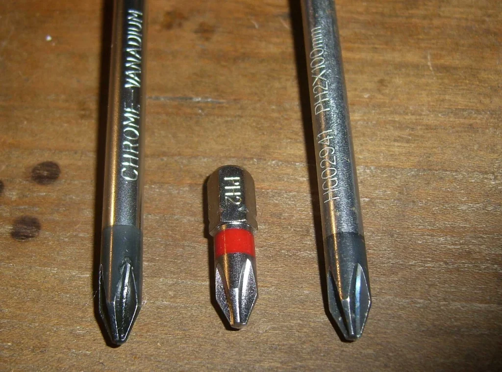 JIS2とPH2規格のドライバービットを比較した写真