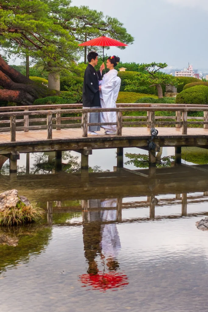 神前結婚式の衣装を着た新郎新婦の写真