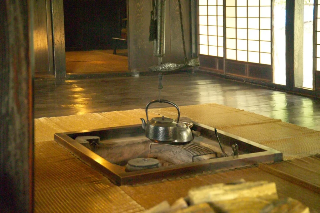 日本の伝統家屋に設けられた囲炉裏