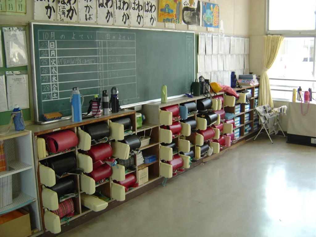 黒板が設置された日本の小学校の教室